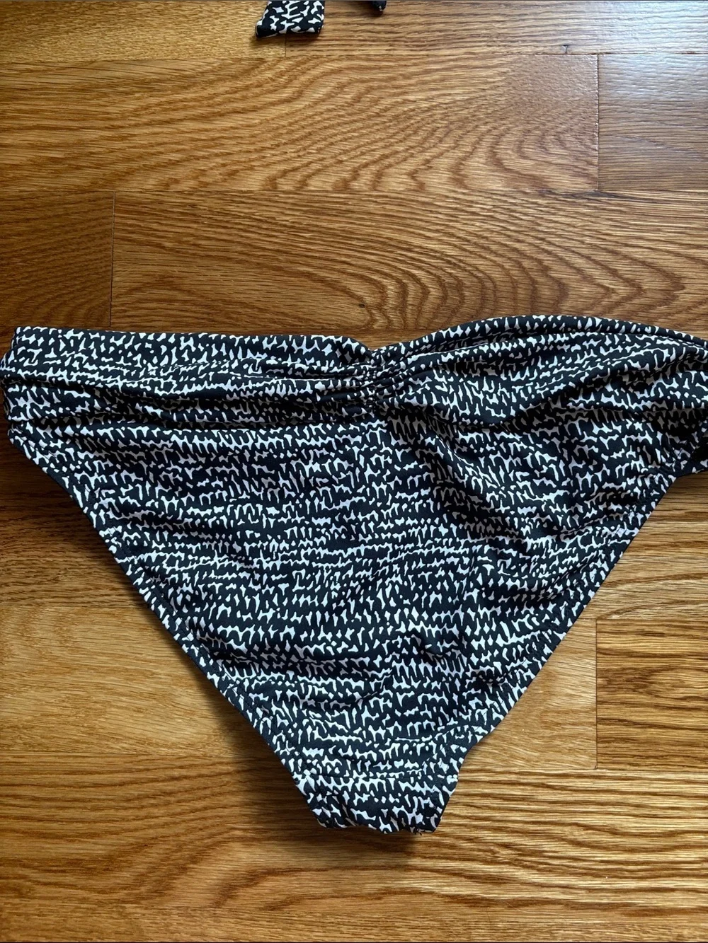 La Blanca Black White Pattern Bandeau Bikini halter removbl strap gold hardware